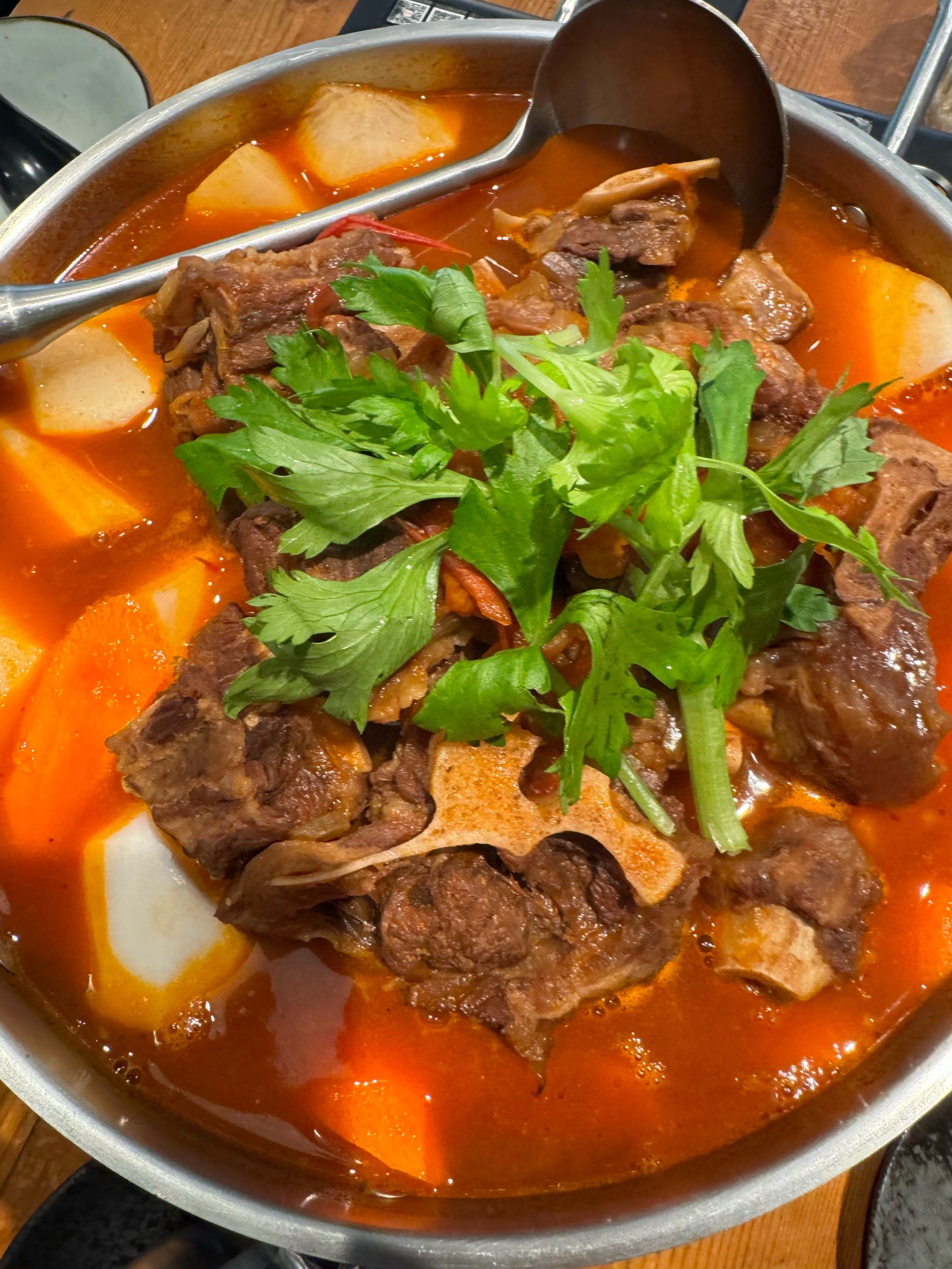 酸萝卜爵士炒饭」「招牌番茄牛尾」「麻辣牛尾火锅」特别好吃的一顿饭