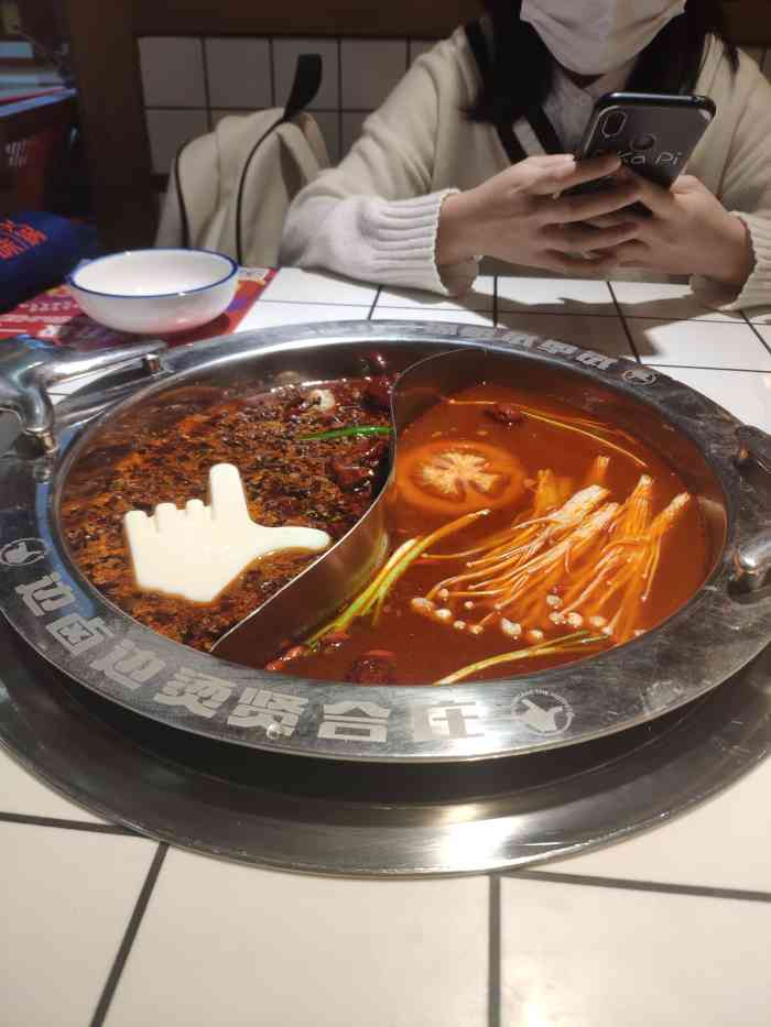 闺蜜生日晚餐选择了火锅贤合庄靠窗位置视野很好我推荐了来这家小姐姐