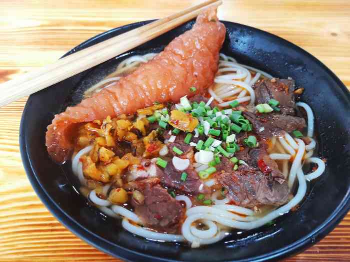 打分    /人 乐昌街很火的一家早餐店,牛肉粉加猪皮好吃.