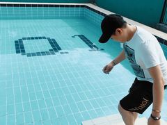 -趣玩宠物乐园寄养训犬训狗游泳池