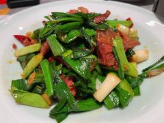 大蒜叶炒香肠-肖记公安牛肉鱼杂馆·省级非物质文化遗产(江汉路直营店)