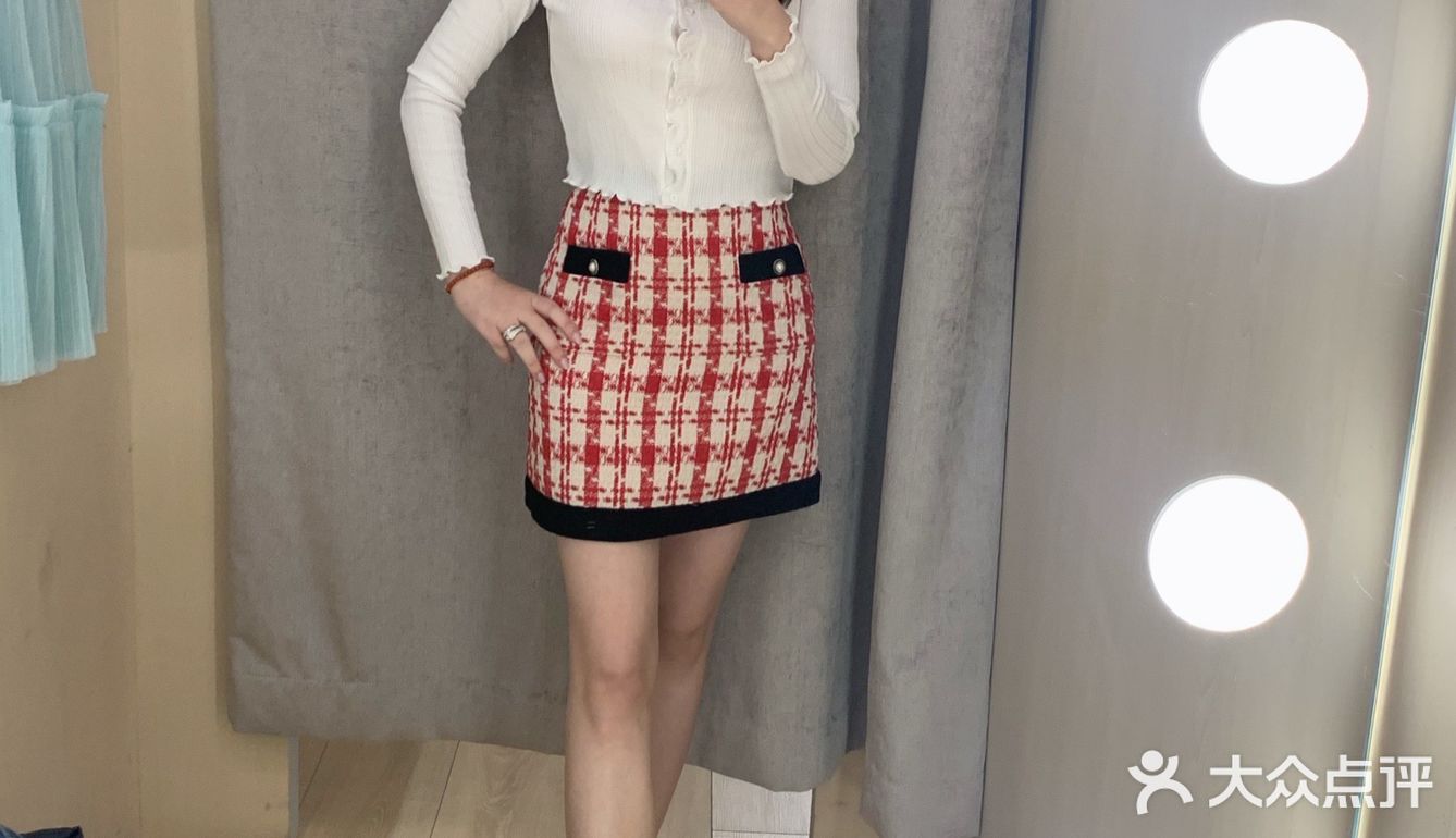 换季穿衣指南｜C&A花边V领短上衣搭配复古小香风短裙