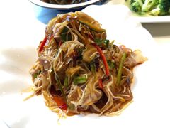 金针拌耳丝-老周家酱卤猪蹄私房菜(克拉玛依西街店)