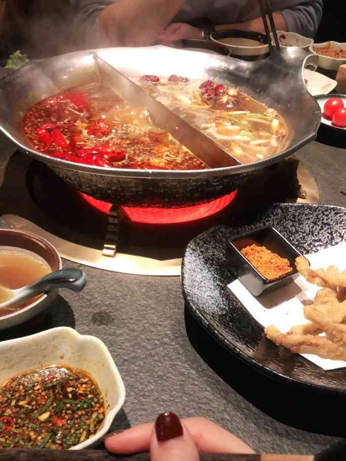 凑凑火锅·茶憩(大兴店)-"绿地店的凑凑 周一去的 没有很多人 环境.