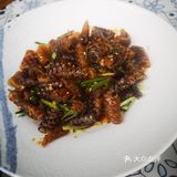 二层楼，外面也有桌子，现在天气正好