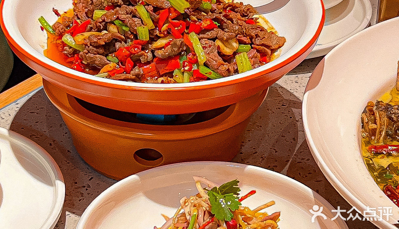 会主动介绍他们家的的招牌酸菜鱼 几乎是每桌必点！