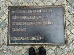 -多瑙河畔鞋履雕塑