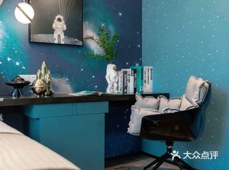 ️‍卧室床头墙两侧加入开放式的衣柜，中间硬包背景墙基