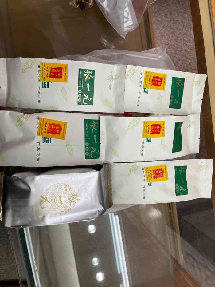 張一元茶葉吳裕泰的總店裝修不營業於是便來了張一元總店熱熱鬧鬧的