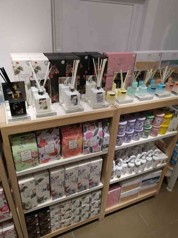 名创优品(上海泰康路2店)-"这家在打浦桥地铁站,日用品比较全,有各种.