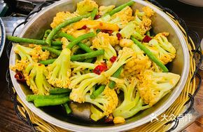 Stir-Fried Cauliflower and Green Beans