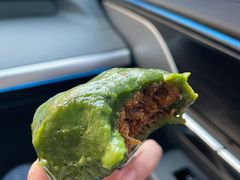 艾叶咸蛋黄肉松青团-王家沙点心店(万航渡路店)