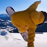 哇塞！这个小朋友的滑雪技术也太棒了吧！