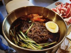 -围炉肉舍•炭烤活鳗•丹东海鲜烤肉(步行街店)