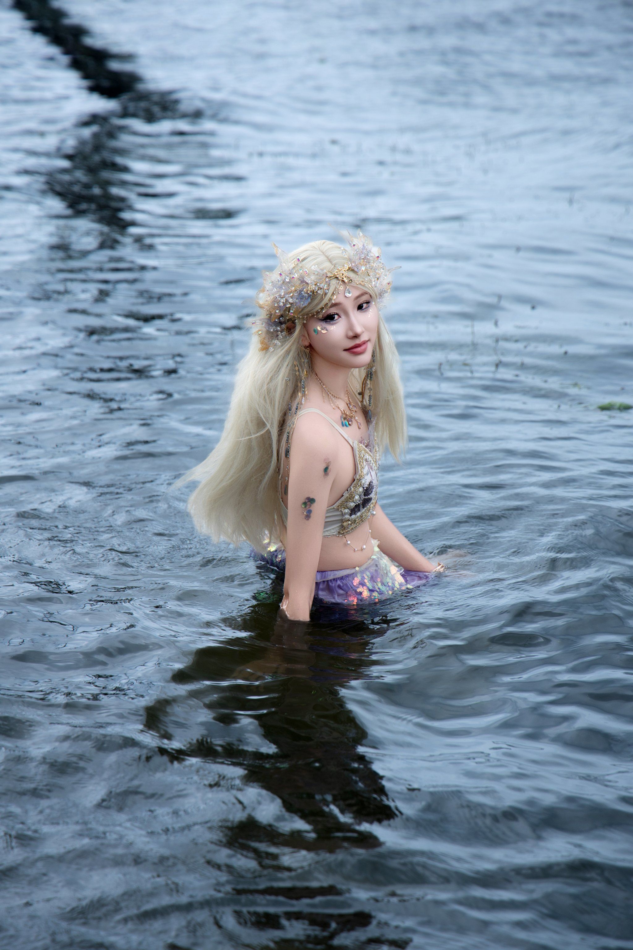 人鱼公主浮出水面,可爱俏皮.摄影师很会拍