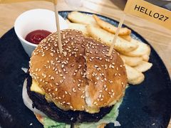 嫩煎澳洲牛肉汉堡-HELLO 27 意面·沙拉·帕尼尼