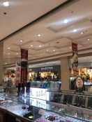 环境各方面都很不错,带上家人们可以去品尝一下 鹿都国际商业广场