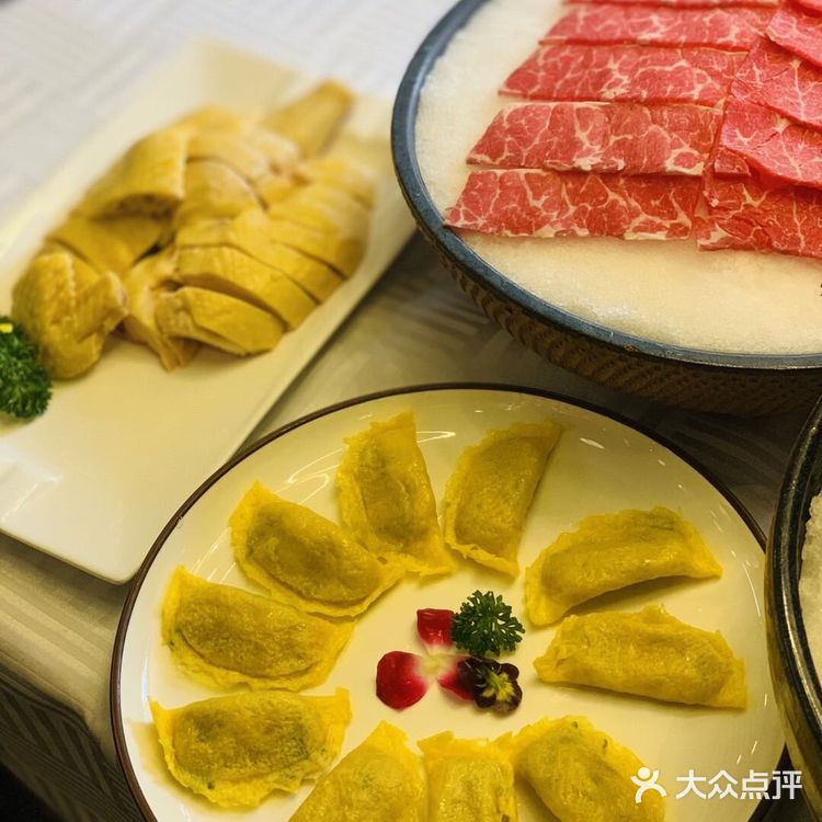 鸡皮油亮和鸡肉厚实,鸡肉嫩滑嫩滑的,鸡肉肉质细腻