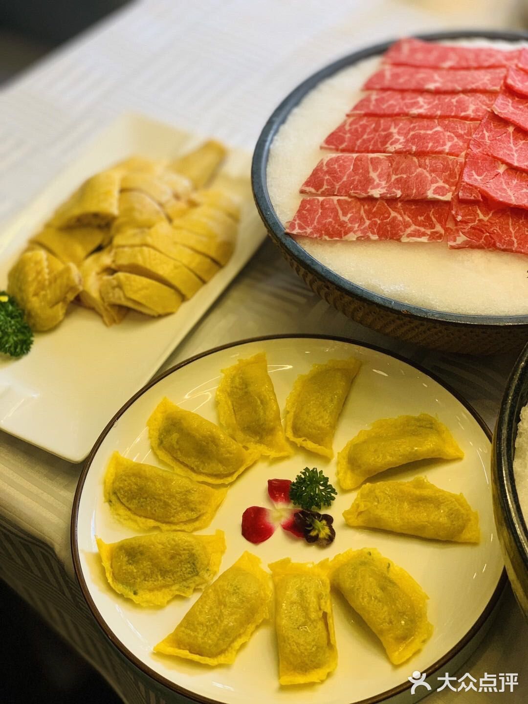 鸡皮油亮和鸡肉厚实，鸡肉嫩滑嫩滑的，鸡肉肉质细腻