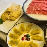 鸡皮油亮和鸡肉厚实，鸡肉嫩滑嫩滑的，鸡肉肉质细腻