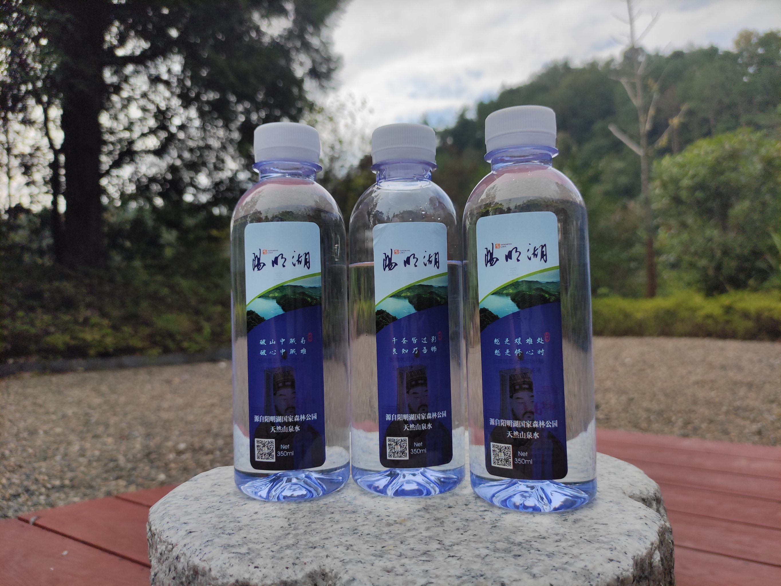 原来的上犹陡水湖改名叫阳明湖了,矿泉水瓶