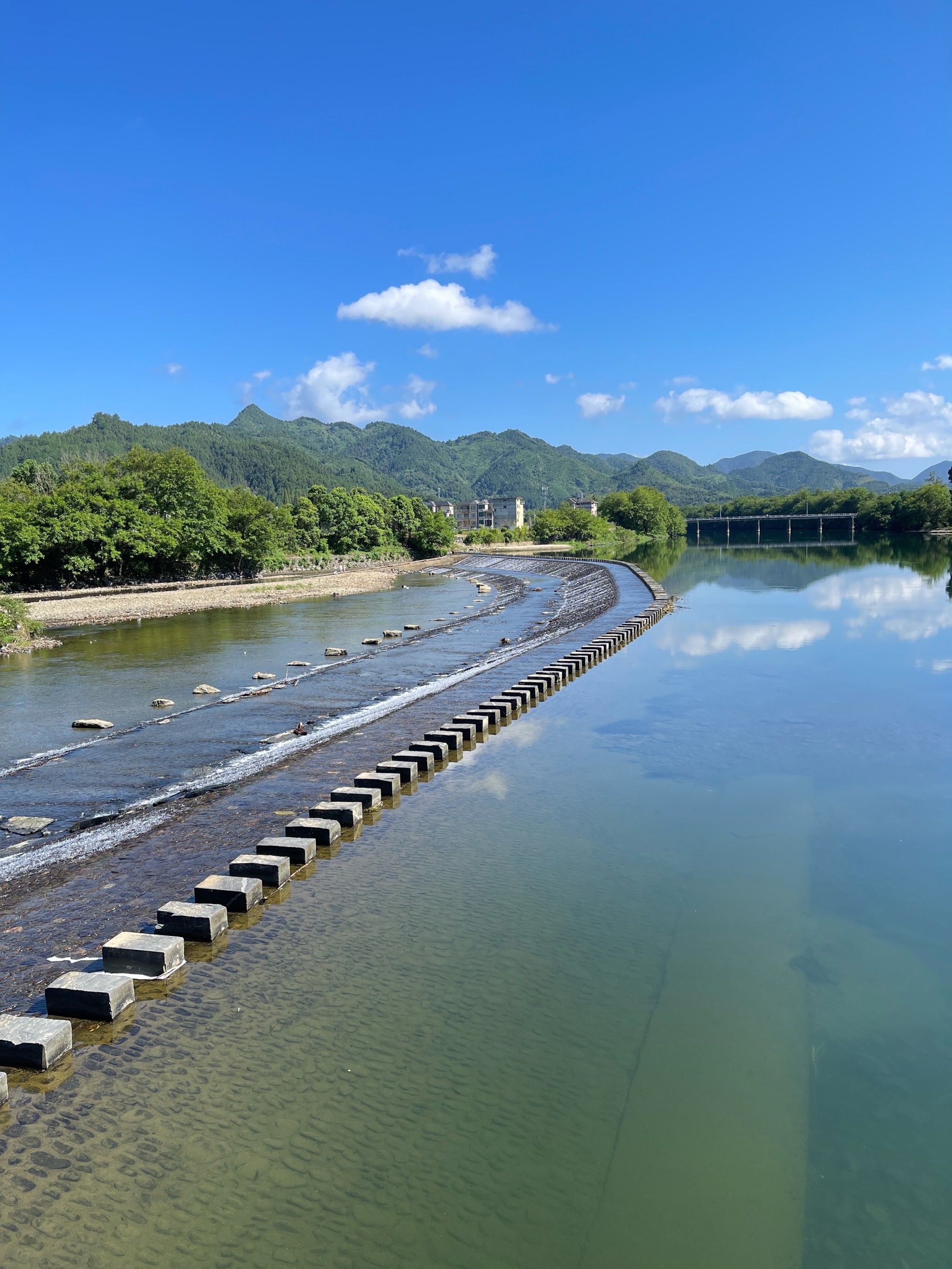 衢州的开化,有不少好玩的小景点,路过下淤村,于是便去绕了一圈.