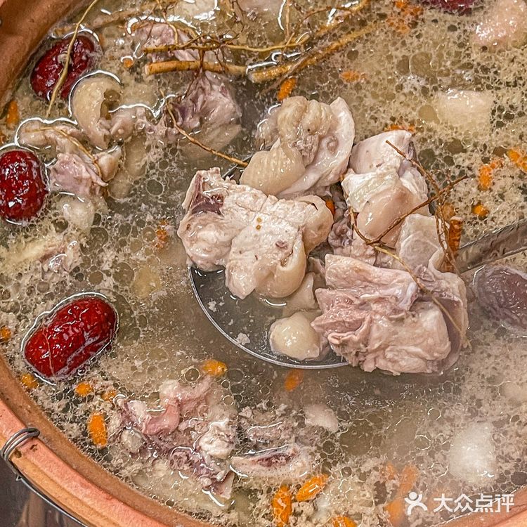 广州探店|老广都爱来吃的炭火鸡煲