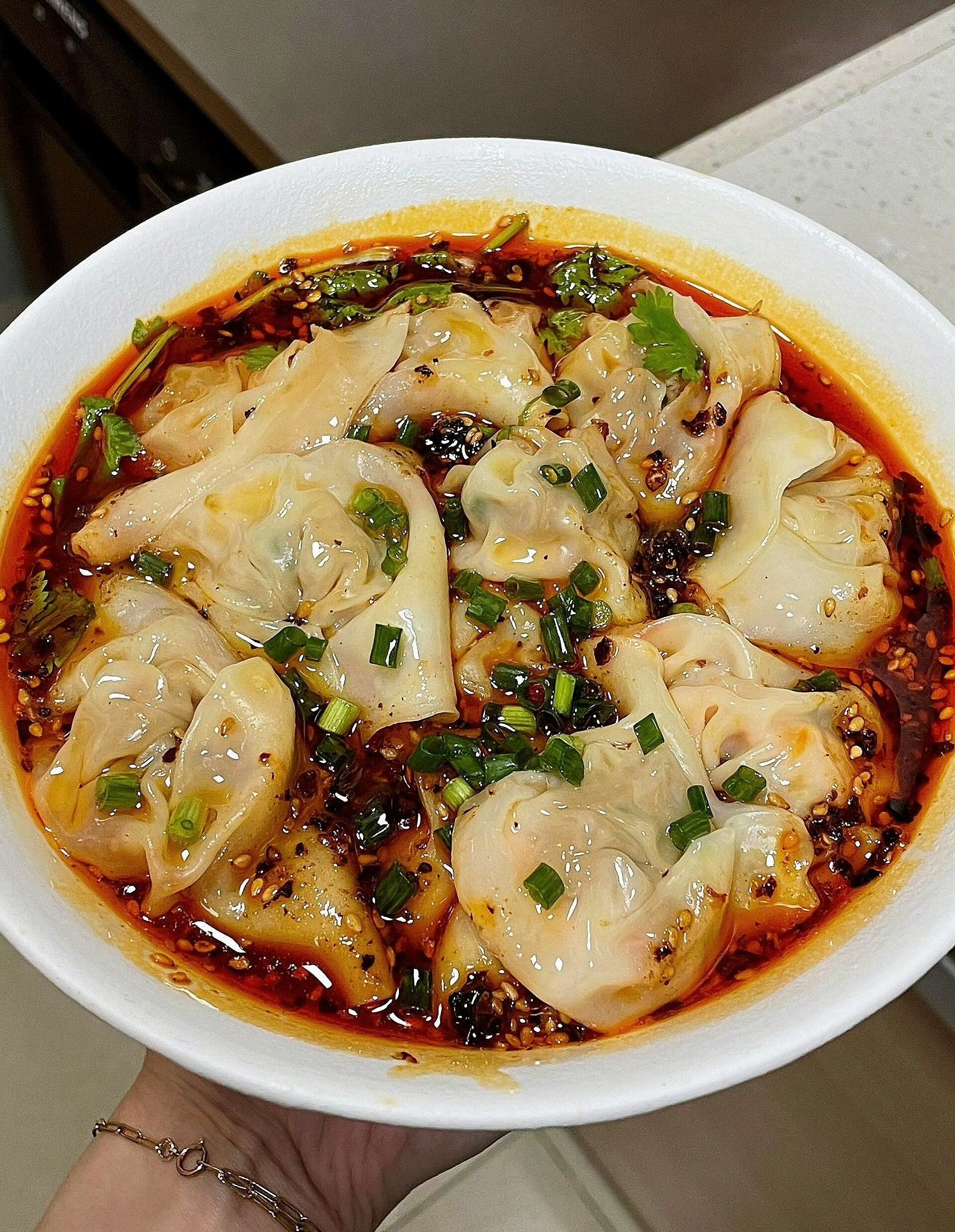 味道不输面馆的鲜虾抄手!麻辣鲜香!