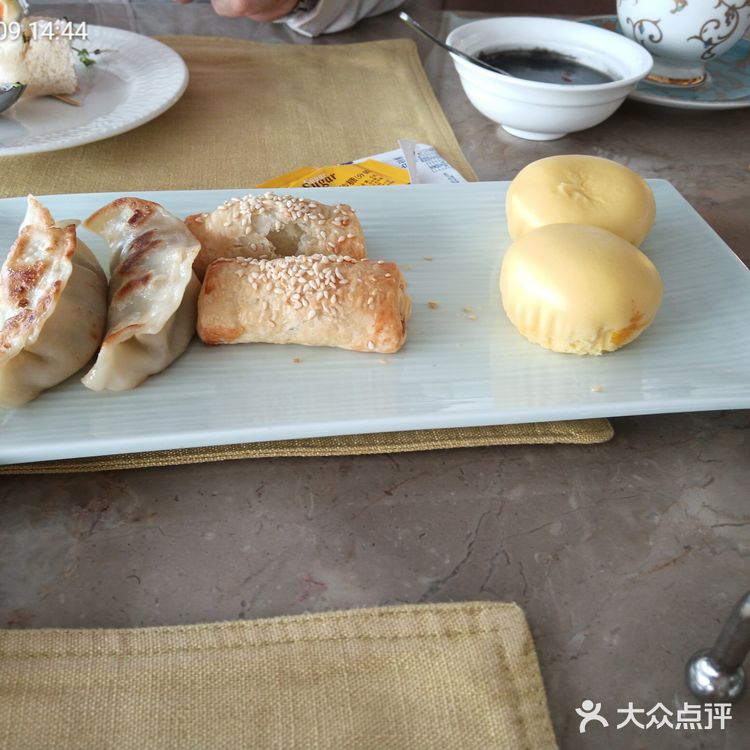 上海市南京路新世界丽笙大酒店45层旋转餐厅