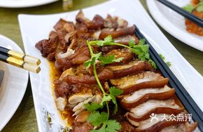 Braised Pork Trotter with Pig Intestine