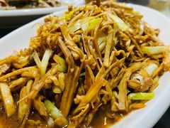 蒜苗炒肉-水根饭店