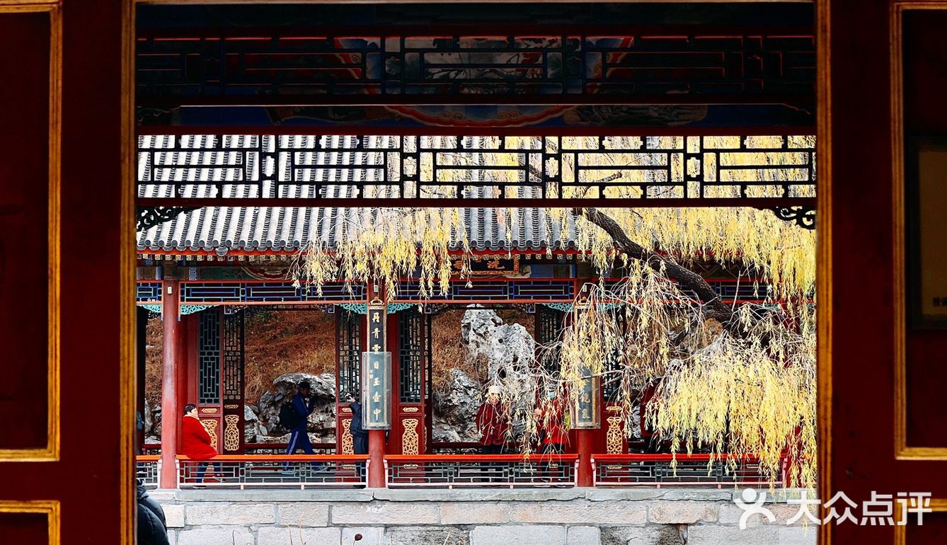 初冬的颐和园，由后山石阶而上，少有游客，唯闻雀儿鸣叫