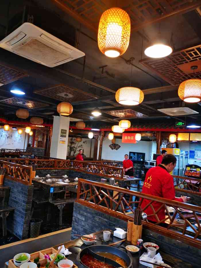 椒香城门口老火锅(世纪城店)-"[薄荷]环境: 比较大,但是人也很多,去.