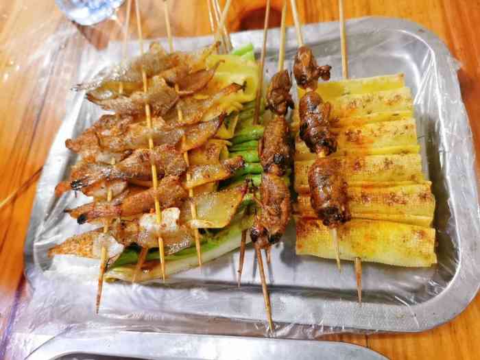 胡记烧烤-"晚上跟朋友想吃烧烤 开到渭西这吃的是挺多.