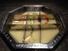 九宫格白汤锅底-佬土鹅肠火锅(解放路店)