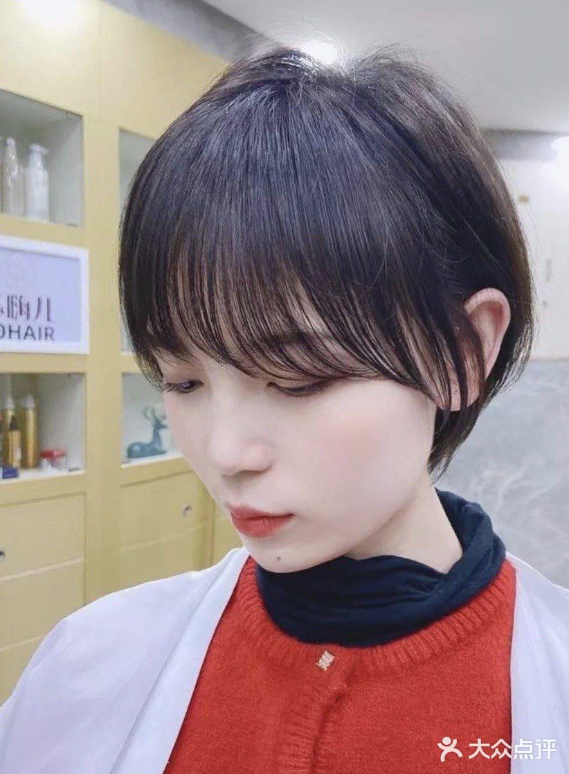 女生脸小的话一定要试试这种眉上刘海耳下三公分短发的搭配