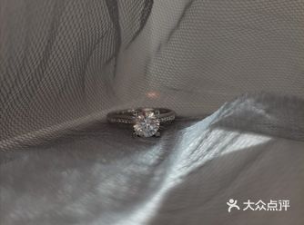 这个戒指是一克拉g色 ex vs1 看钻戒的时候试戴
