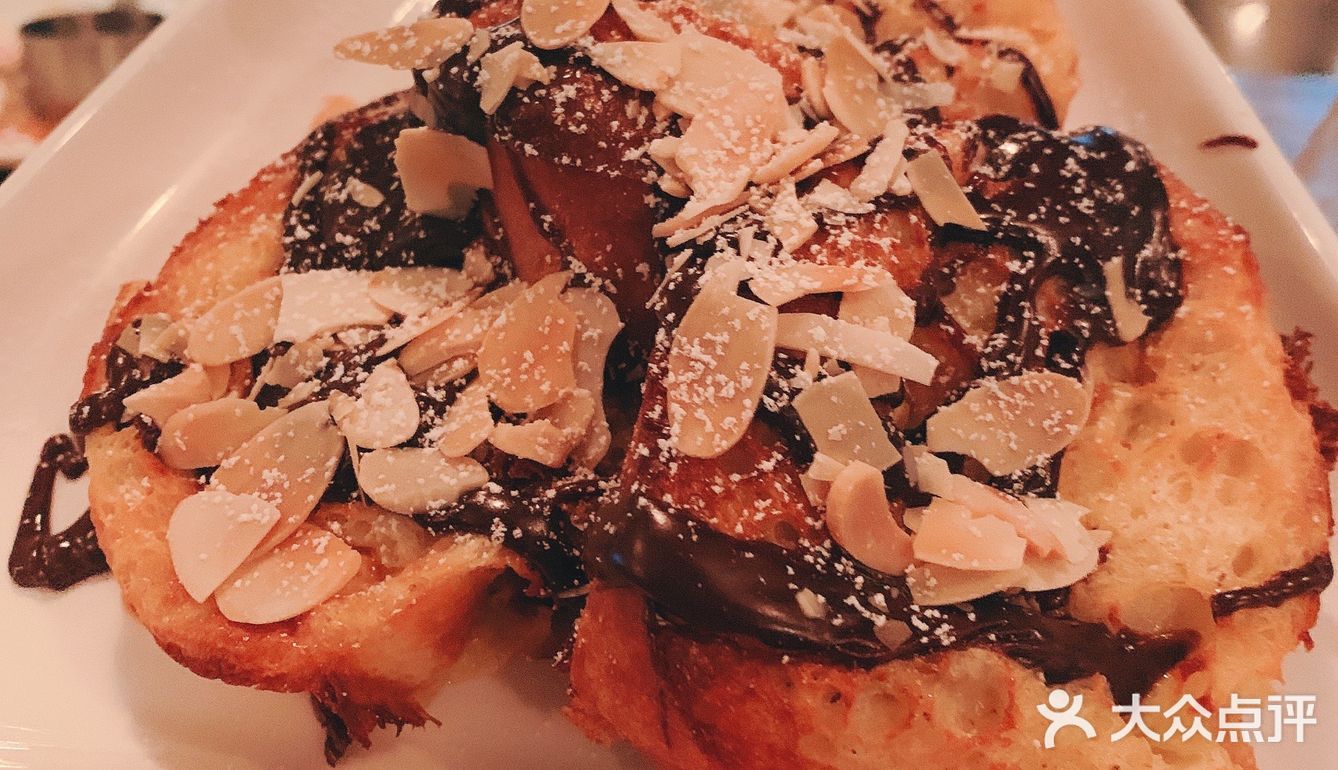 下班直接步行十分钟就能到。周边有地铁十二号线方便她过来