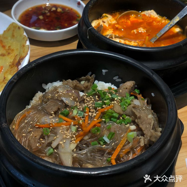 烤好的五花肉沾点酱汁，一定要配大蒜片了，完全吃不腻