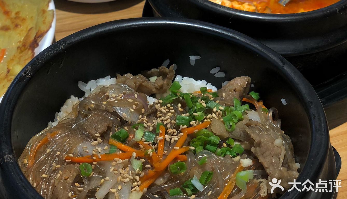 烤好的五花肉沾点酱汁，一定要配大蒜片了，完全吃不腻