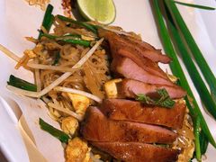 泰式炒金边粉配猪颈肉-帕蓝·暹罗料理(大学路店)