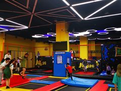 -爱蹦iBOON蹦床运动馆(江汉店)