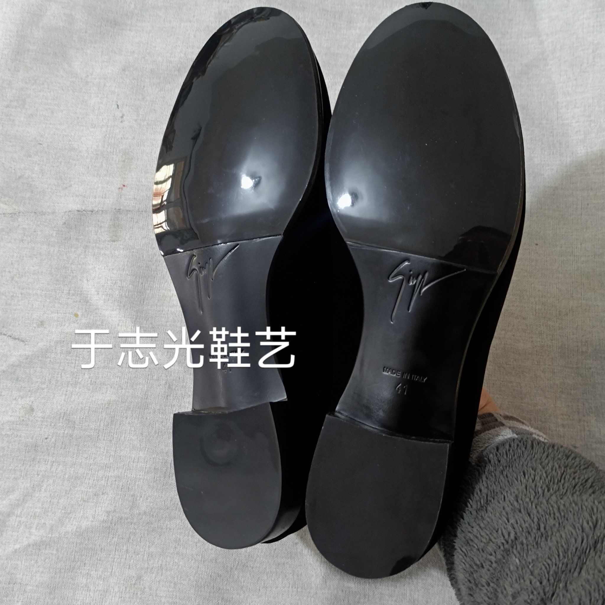 黑色皮鞋贴上了黑色镜面防滑耐磨底,完美