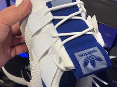 -阿迪达斯(澳门水坑尾街店)