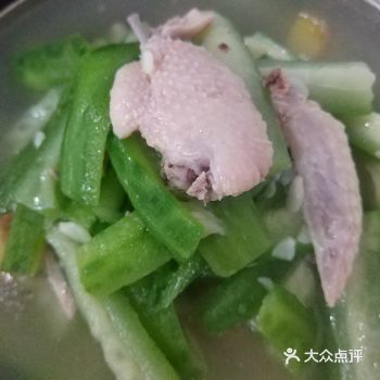 鸡肉搭配丝瓜做的丝瓜肉汤