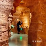 一家浪漫的约会圣地洞穴风、鲜花、美景