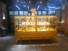 面包甜点陈列柜-啊噗吐呦现场烘焙(麦凯乐店)