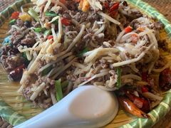 酸笋炒牛肉-傣家寨花园主题餐厅