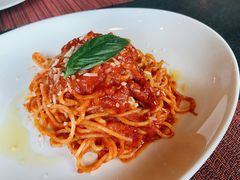 经典意大利细面配蒜味番茄酱-WOLFGANG PUCK KITCHEN & BAR(迪士尼小镇店)