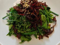 炝油黑皮鸡枞拌麦瓜尖-云腾食府·云南菜